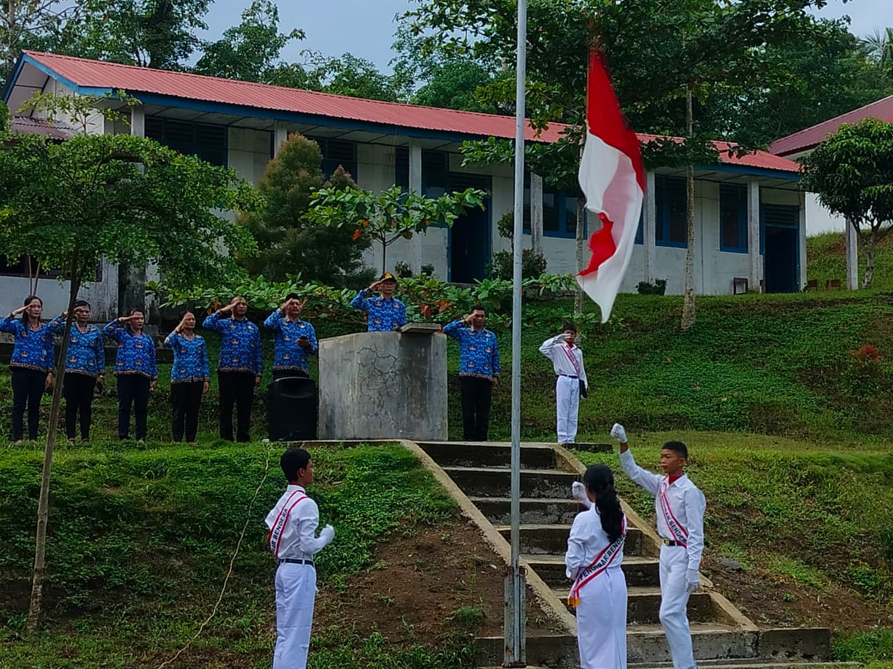 Upacara Bendara dalam rangka peringatan Hari Pendidikan Nasional Tahun 2026 UPTD SMP Negeri 2 Mandre