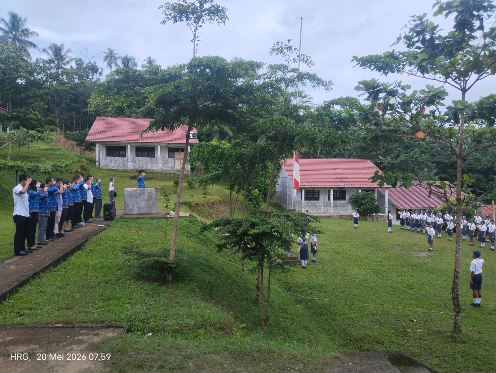 Upacara Bendera di UPTD SMP Negeri 2 Mandrehe Barat dalam rangka Peringatan ke-118 Harkitnas Tahun 2