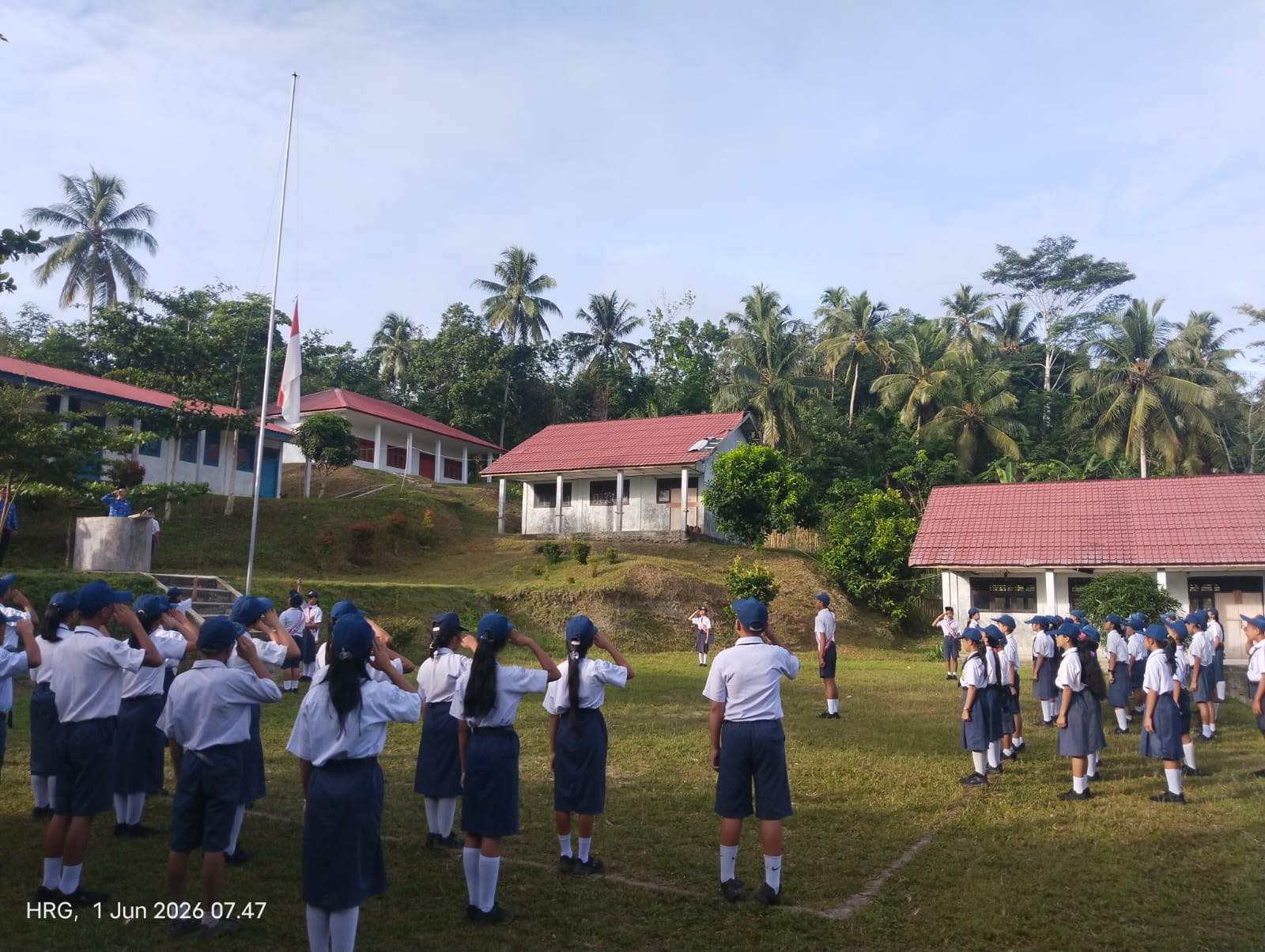 Upacara Bendera di UPTD SMP Negeri 2 Mandrehe Barat dalam rangka Peringatan Hari Lahir Pancasila Tah